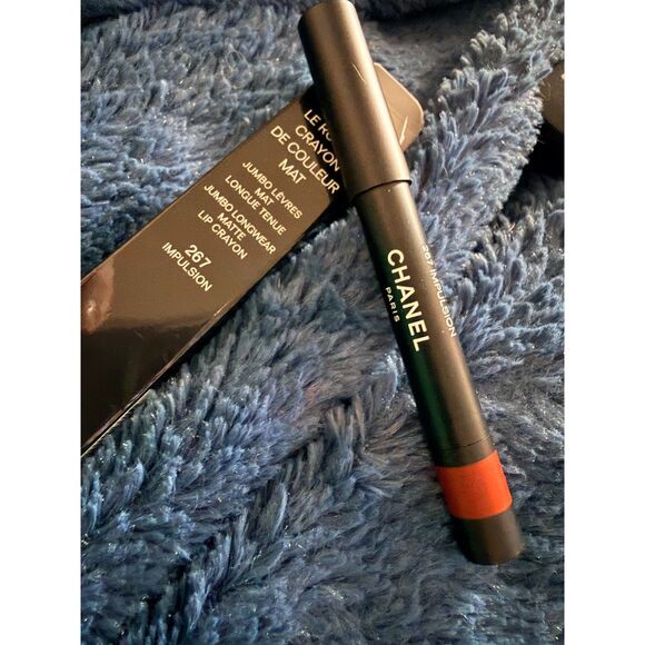 NIB CHANEL Le Rouge Crayon De Couleur Mat 267 Impulsion Matte Lip Crayon - Picture 1 of 7